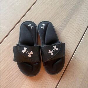 Under Armour Kids Black Slide Sandals size 5y, kids slides size 5 black slides